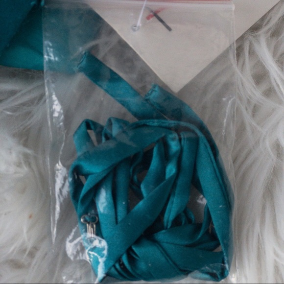 Tony Bowls NWT Dress Size 12 Emerald Green with gorgeous jewelled feature - Picture 9 of 16